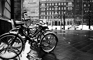 Bicycles in the city of snow 